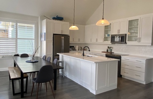 The Blue Mountains House | Blue mountain view, 4 bedroom home, steps to the village.