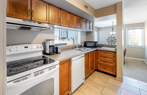 The Blue Mountains Condo | Blue Mountain condo with full kitchen - walk to the Village