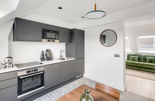 Les Halles Apartment | Blueground | Montorgueil, gym & elevator