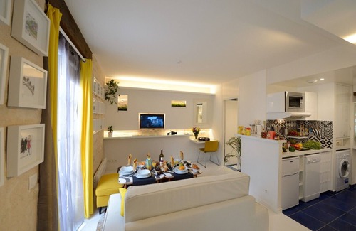 3rd Arrondissement Apartment | C2G White moon
