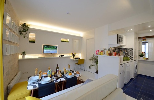 3rd Arrondissement Apartment | C2G White moon