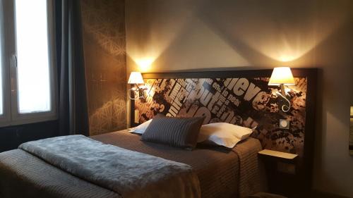 Les Puces de Saint-Ouen Hotel | Café Hôtel de l'Avenir