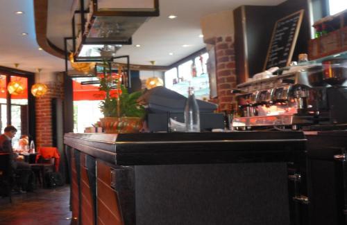 Les Puces de Saint-Ouen Hotel | Café Hôtel de l'Avenir