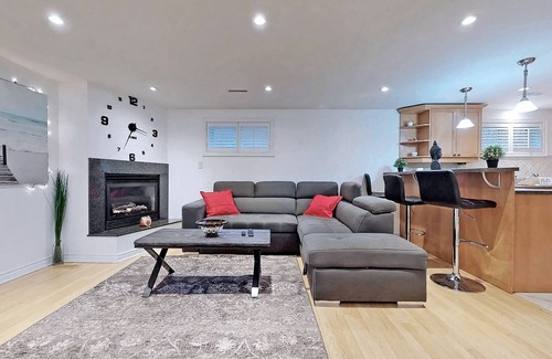 Newtonbrook Apartment | CasaPapa | Stylish 2-Bed Suite w/Full Kitchen & 80” TV