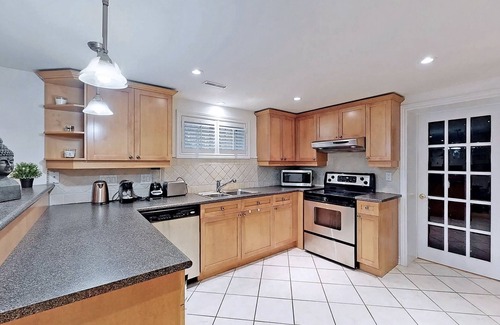 Newtonbrook Apartment | CasaPapa | Stylish 2-Bed Suite w/Full Kitchen & 80” TV
