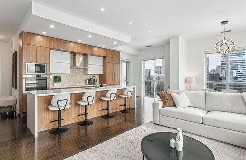 CityPlace Apartment | Central CN Tower View | 3bed 3 bath | 6 Guest | Pool | Gym | Parking