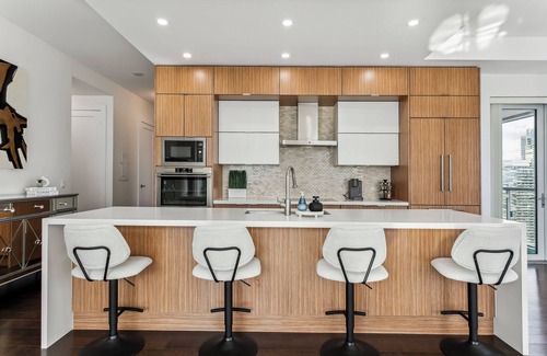 CityPlace Apartment | Central CN Tower View | 3bed 3 bath | 6 Guest | Pool | Gym | Parking