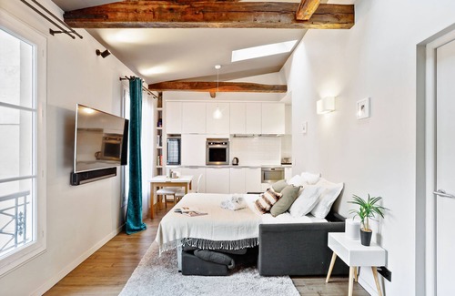 Faubourg Saint-Germain Apartment | Charming 1BR Apartment Near the Eiffel Tower: A Romantic Getaway in Paris