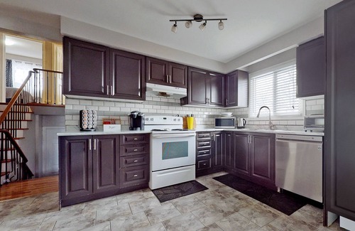 Brampton House | CHARMING THREE BEDROOM FLAT
