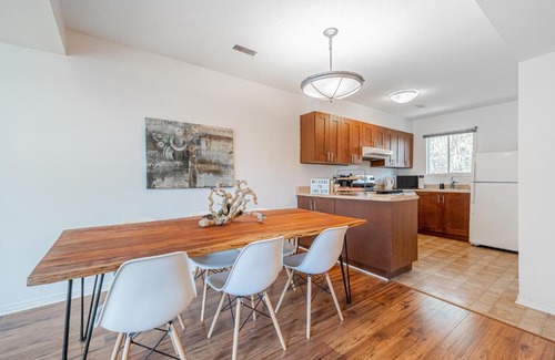 Cabbagetown South Apartment | Chic Downtown Mid-Century Home Free Parking