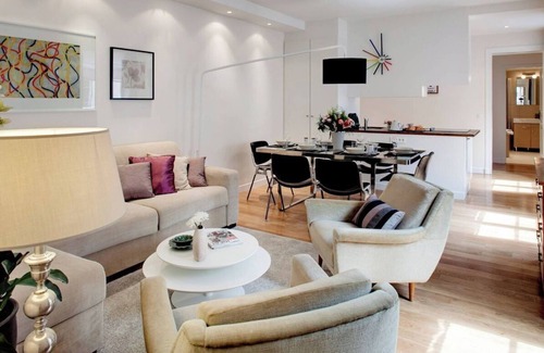 3rd Arrondissement Apartment | CHIC MARAIS RETREAT: MODERN COMFORT IN HISTORIC PARISIAN SURROUNDINGS