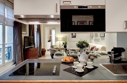 3rd Arrondissement Apartment | CHIC MARAIS RETREAT: MODERN COMFORT IN HISTORIC PARISIAN SURROUNDINGS