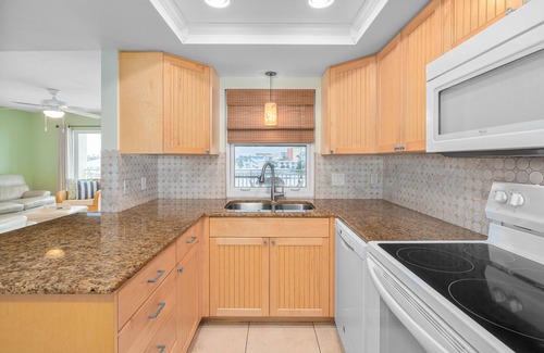 Redington Shores Condo | CLEARWATER/ST. PETE BEACH AREA, BCHFT CONDO, 3BD, 3BTH, LIKE NEW, CK THE REVIEWS