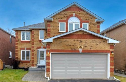 Orangeville House | Comfy & Spacious 4BR Family Home with Free Parking, Laundry, BBQ! 10 Min Walk to Headwaters Hospital, 5 Min Drive to Mount Alverno Luxury Resorts, Ideal for Medical, Vacation or Work Stays!