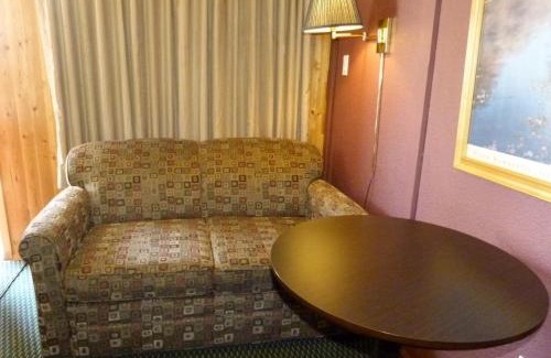 Arnprior Hotel | Country Squire Motel