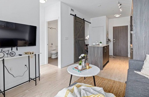 Wellington Place Condo | Cozy 1BR plus den Condo Steps away to Rogers Ctr and MTCC