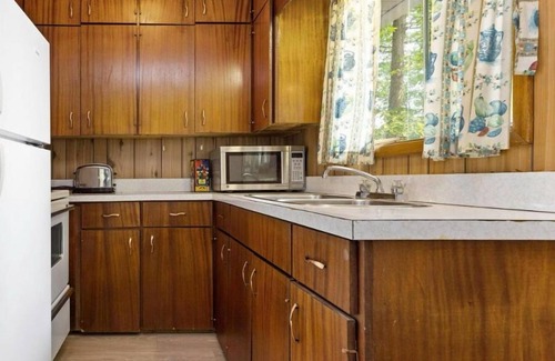 Ryerson Cottage | Cozy 2 bedroom Wood Cottage