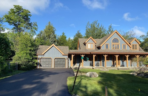 Craigleith Ski Chalet | Cozy Chalet/Cottage - Ravine Lot with Hot Tub - Sleeps 8