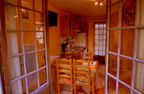 Brou-sur-Chantereine Apartment | Cozy Cottage in Vaires-sur-Marne with Garden