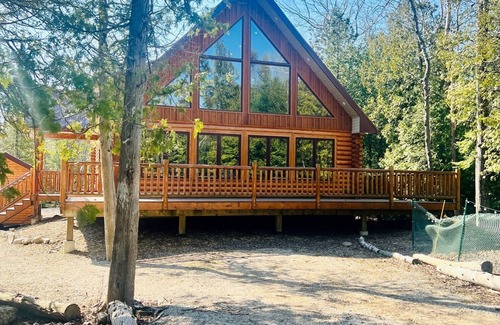 Tobermory Cottage | Cozy Log Cabin Retreat in the Heart of Tobermory
