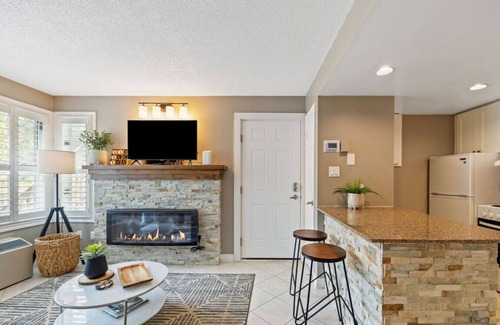 Craigleith Condo | Cozy North Creek Studio: Pool, Hot Tub, Tennis!