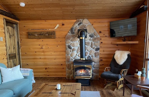 Kearney Cottage | Cozy & Private Lakefront Cabin in Muskoka