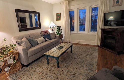Guelph House | Cozy retreat home in Guelph. Pet-friendly!