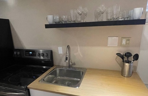 New Toronto House | Cute 2 Bedroom Apartment with Kitchen and Living