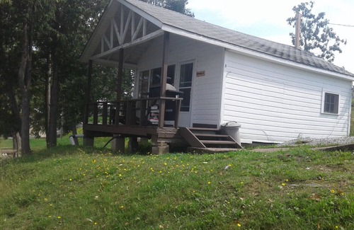 Port Loring Cottage | "DANCING WATERS"! Welcomes your family to MINNEHAHA COTTAGE RESORT #8