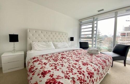CityPlace Apartment | Delight 4BR Apartment in Downtown Toronto - Free Parking