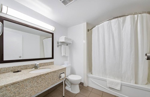 Islington - City Centre West Hotel | Deluxe Inn