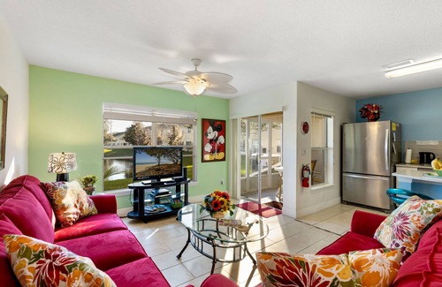 Kissimmee Condo | DISNEY Family Vacation/Lakefront Townhome/ New Bedding/4 Miles To Disney!