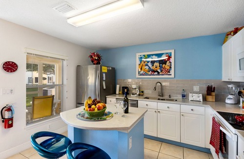 Kissimmee Condo | DISNEY Family Vacation/Lakefront Townhome/ New Bedding/4 Miles To Disney!