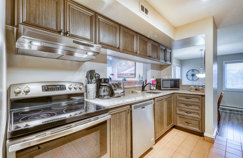 The Blue Mountains Condo | Dog-friendly home at the base of Blue Mountain
