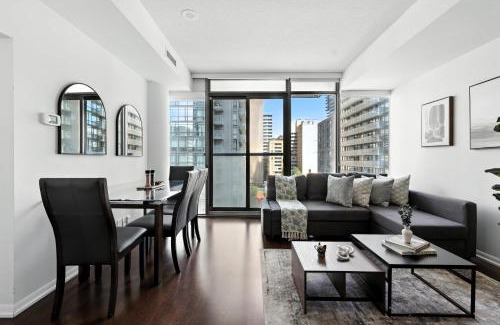 Bay Cloverhill Apartment | Downtown Oasis Condo Steps to Financial District
