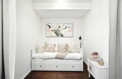 Bay Cloverhill Apartment | Downtown Oasis Condo Steps to Financial District