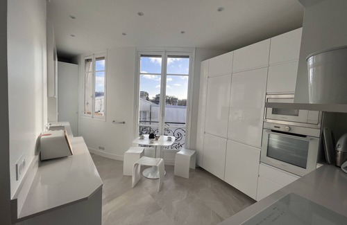 Quartier de la Plaine-de-Monceaux Apartment | Elegant 4 bedrooms with space & view close to Parc Monceau and Arc de Triomphe.