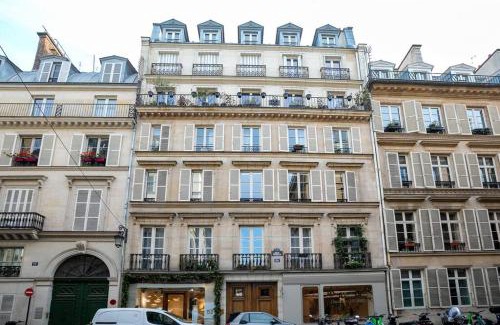 Quartier de la Place-Vendome Apartment | Elegant, Fashion center, with view