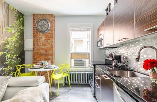 Parkdale Apartment | Elegant style with 3D feature 1 BR suite downtown