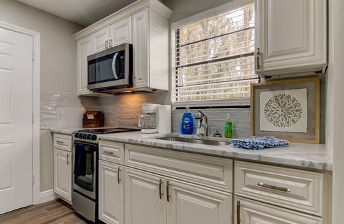 Lutz House | END OF SUMMER SALE! Lakefront Bungalow! Kayak/Paddleboat/Fishing! King Bed!