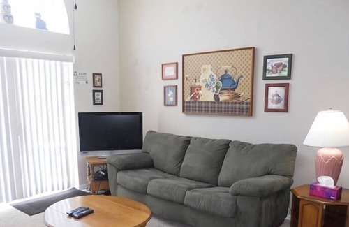 Lindfields House | Enjoy the Sun by the pool in Linfields 4BR/2.5 BA by RedAwning