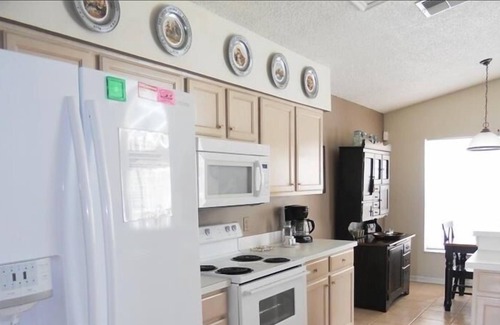 Lindfields House | Enjoy the Sun by the pool in Linfields 4BR/2.5 BA by RedAwning