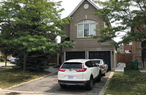 Churchill Meadows House | Entire 2 Bedroom Basement with Kitchen & Laundry