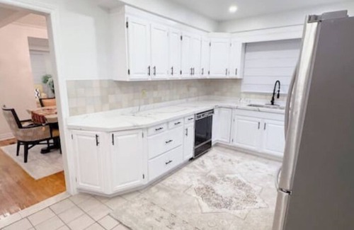 Mississauga Valleys House | Entire 4 bedroom Entire house in Mississaugann