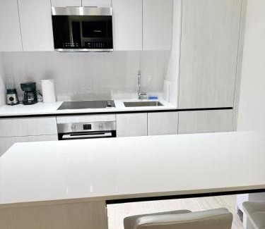 Central Erin Mills Apartment | Executive Condo in Prime Erin Mills Location l Walk to Mall and Hospital