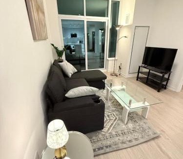 Central Erin Mills Apartment | Executive Condo in Prime Erin Mills Location l Walk to Mall and Hospital
