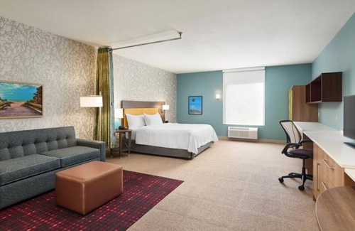 Interchange Square House | Family and Friends Getaway! Four Comfy Units, Pool, Free Parking, Free Breakfast