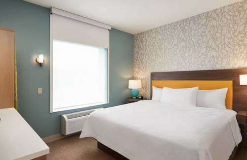 Interchange Square House | Family and Friends Getaway! Four Comfy Units, Pool, Free Parking, Free Breakfast