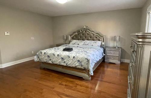 Richmond Hill House | Family-Friendly Retreat for 14 in Richmond Hill
