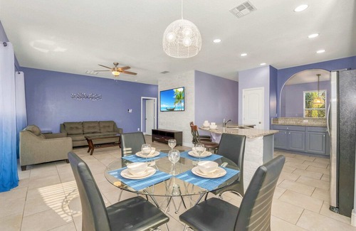 Loughman House | Family Resort - 6BR Home - Private Pool, Hot Tub and BBQ!